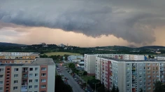 SHMÚ: Búrky s krúpami sa môžu v nedeľu vyskytnúť na celom Slovensku