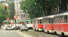 V bratislavskej Dúbravke zrazila električka 18-ročné dievča