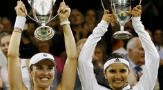 Víťazkami ženskej štvorhry Hingisová s Mirzaovou