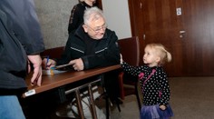 Obrovská radosť v rodine slávneho režiséra. Jiří Menzel sa prebral z umelého spánku