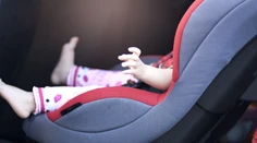 Ďalšie zabudnuté dieťa v aute. Po návrate z večierku ho v ňom rodičia nechali celú noc, ráno už nedýchalo