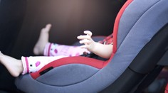 Ďalšie zabudnuté dieťa v aute. Po návrate z večierku ho v ňom rodičia nechali celú noc, ráno už nedýchalo
