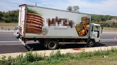 V nákladiaku so slovenským logom našli desiatky mŕtvych migrantov