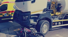 Tragická zrážka v Bratislave. Stret s nákladiakom neprežil motorkár (†42)