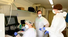 Čisla pozitívnych stále rastú, situácia v nemocniciach sa zhoršuje