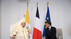 Svet spomína na pápeža Františka. Chcel, aby cirkev prinášala radosť a nádej najchudobnejším, zdôraznil Macron