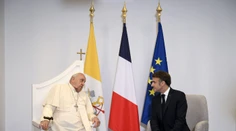 Svet spomína na pápeža Františka. Chcel, aby cirkev prinášala radosť a nádej najchudobnejším, zdôraznil Macron