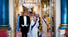 Trump povedal kráľovnej Alžbete II., že je "úžasná, úžasná žena"