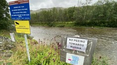 Takúto výstražnú tabuľu nájdete iba na jednom mieste. Močiť smerom k Rusku sa trestá pokutou