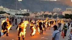 Šialený nový svetový rekord: 32 kaskadérov sa naraz podpálilo