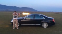 Drzosť? Zhabali mu zbraň, on sa veselo preváža s kuklou na hlave