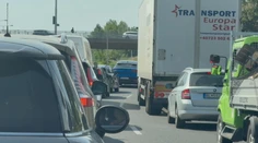 Letná Bratislava sa zmenila na jednu veľkú kolónu. Bežná cesta do centra trvá aj dvakrát dlhšie