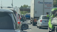 Letná Bratislava sa zmenila na jednu veľkú kolónu. Bežná cesta do centra trvá aj dvakrát dlhšie