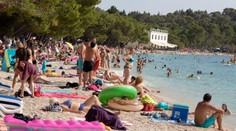 Davy ľudí, odpadky a neznesiteľný hluk. Viaceré európske pláže zaradili do rebríčka najhorších na svete