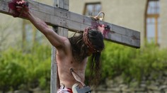 Na Veľký piatok dodržiavajú veriaci prísny pôst. Je to deň pokánia a modlitieb