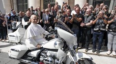 V Nemecku vydražili motorku podpísanú pápežom. Kupujúci musí zaplatiť viac ako len konečnú cenu