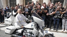 V Nemecku vydražili motorku podpísanú pápežom. Kupujúci musí zaplatiť viac ako len konečnú cenu