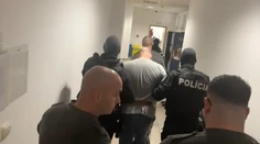 VIDEO: Najskôr sa priznal, teraz vinu popiera. Tomáš obvinený z vraždy rodičov putuje za mreže