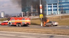 Neďaleko nákupného centra v Bratislave horelo auto