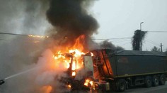 Dramatický požiar na ceste v obci Povina. Kamión zachvátili plamene