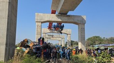 VIDEO: Žeriav sa v Thajsku zrútil na idúci vlak. Tragédia má už najmenej 25 obetí