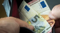 Čech si dokáže z výplaty odložiť trikrát viac peňazí ako Slovák, ukazujú dáta. Má to svoje vysvetlenie