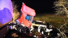 FOTO: Dvanásť mŕtvych vrátane dieťaťa pri zrážke kamiónu s mikrobusom