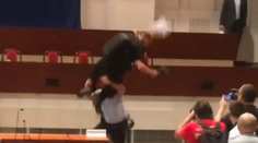 VIDEO: Aktivista Daňo behal po stoloch, policajt na neho vytiahol wrestlingovový chmat