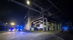 V Leopoldove horí sušiareň. Na mieste zasahujú viaceré hasičské jednotky