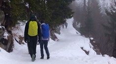 Hrebienok čaká na opravu chodníka už roky. Turisti ignorujú zákaz a riskujú