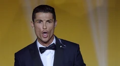Ronaldo pri zisku trofeje zaručal! Paródie na neho bavia celý svet