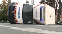 Nehoda sanitky v Novej Dedinke. Zranil sa vodič, spolujazdec aj pacient