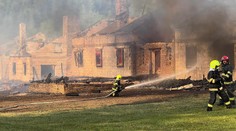 Hasiči zasahujú pri požiari rekreačných chát na Spiši. Plamene zasiahli aj blízky les