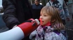 Rodičov dievčatka vulgárne nadávajúceho do megafónu už hľadá polícia