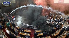 VIDEO: Srbská opozícia spustila „farebnú revolúciu“. V parlamente lietali svetlice a dymovnice