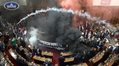 VIDEO: Srbská opozícia spustila „farebnú revolúciu“. V parlamente lietali svetlice a dymovnice