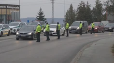 Nová stratégia. Polícia začala uzatvárať mestá a kontrolovať alkohol u každého jedného vodiča