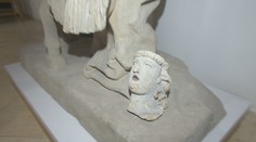 Ukrytá ako obyčajný kus kameňa. Po desaťročiach sa rozlúskla záhada chýbajúcej hlavy sochy Márie Terézie