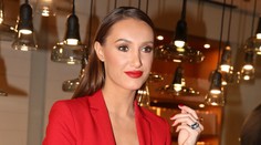 Česká modelka v saku bez podprsenky. To je sexy pohľad