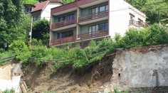 Po výdatných dažďoch sa odtrhla časť svahu v Trenčianskych Tepliciach. Ulicu uzavreli