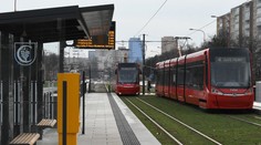 V Bratislave došlo k zrážke električky s chodcom. Po vážnom zranení ho uviedli do umelého spánku