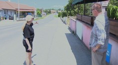 Bizarná scéna na juhu Slovenska. Z auta niekto vyhodil zväzok bankoviek, nálezcovia sa však dlho netešili