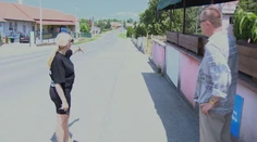 Bizarná scéna na juhu Slovenska. Z auta niekto vyhodil zväzok bankoviek, nálezcovia sa však dlho netešili