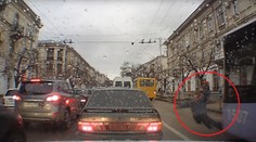 Chodíte cez cestu s mobilom v ruke? Môžete dopadnúť ako tento muž