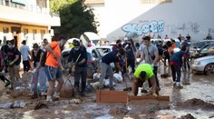 Solidarita po záplavách. Vyše 100-tisíc dobrovoľníkov pomáha vo Valencii