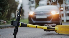 VIDEO: Poľský reportér hovoril o smrteľnej nehode chlapca. V tom auto zrazilo dievča na kolobežke