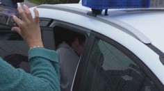 Žiakovi, ktorý sa v Novákoch oháňal sekerou, väzenie nehrozí. Domov sa však zrejme tak skoro nedostane