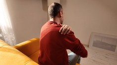 Bolia vás ramená? Naťahovanie stuhnutých svalov vám nepomôže, niektoré cviky však áno