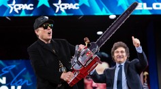 VIDEO: Musk sa na konferencii, na ktorej má vystúpiť aj Fico, oháňal s motorovou pílou