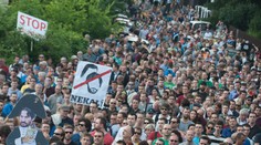 Tisícky ľudí protestovali na Námestí SNP a pred komplexom Bonaparte